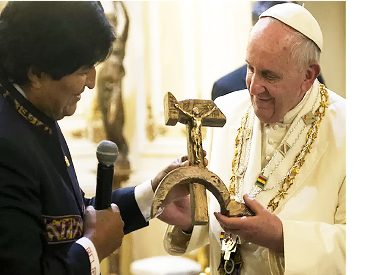 Evo Morales entrega ao papa um agasalho coa fouce e o martelo na cruz